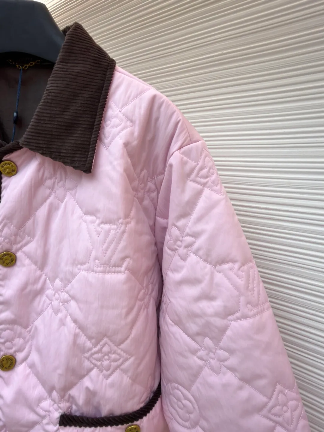 LOUIS VUITTON x Tyler spliced fitted lapel jacket ●Item number: 1681560-B15 ●Material: cotton fabric ●Technology: positioning cutting machine ●Color: light pink ●Version: fitted version ●Weight: about 535 grams ●Size: 44-46-48-50 ●Description: The padded cotton jacket uses a light design to control the changing seasons, showing the bright style of the brand's collaboration with Tyler, full-frame Monogram Cray graphic quilting adds elegance, while contrasting corduroy collar and trim add a preppy feel. Allover embroidered quilting with corduroy collar and trim, snap closure at front, front pockets with velvet trim and snap buttons, lining, and a great upper! The overall wiring is straight and delicate, the fabric is comfortable and soft, and the color is consistent without color difference. It can be matched with the same style to create a fashionable look and control various occasions. Customized accessories, complete with three standards, same style for men and women!